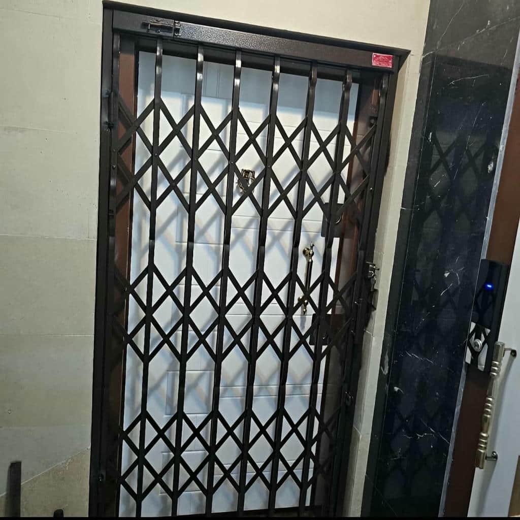 درب آکاردئونی قفل دار