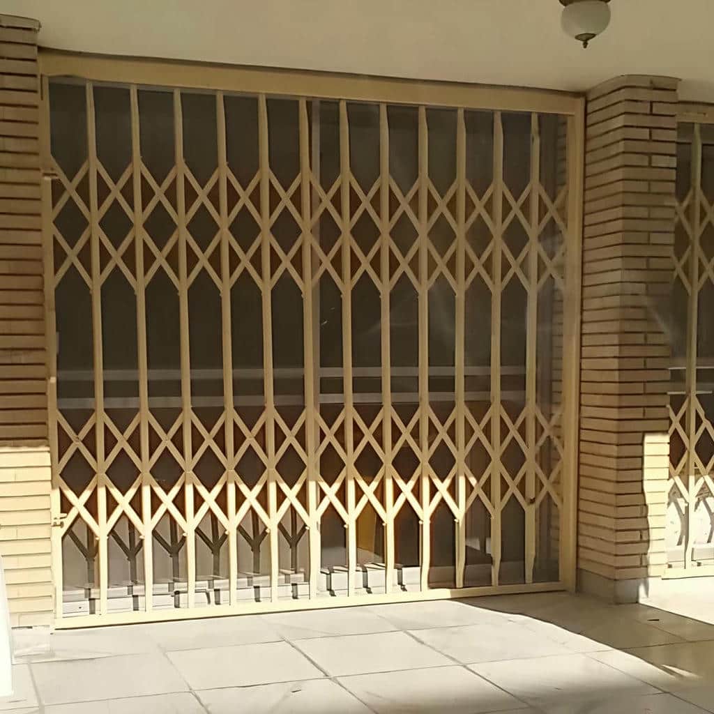 درب آکاردئونی ورودی ساختمان استان آذربایجان شرقی