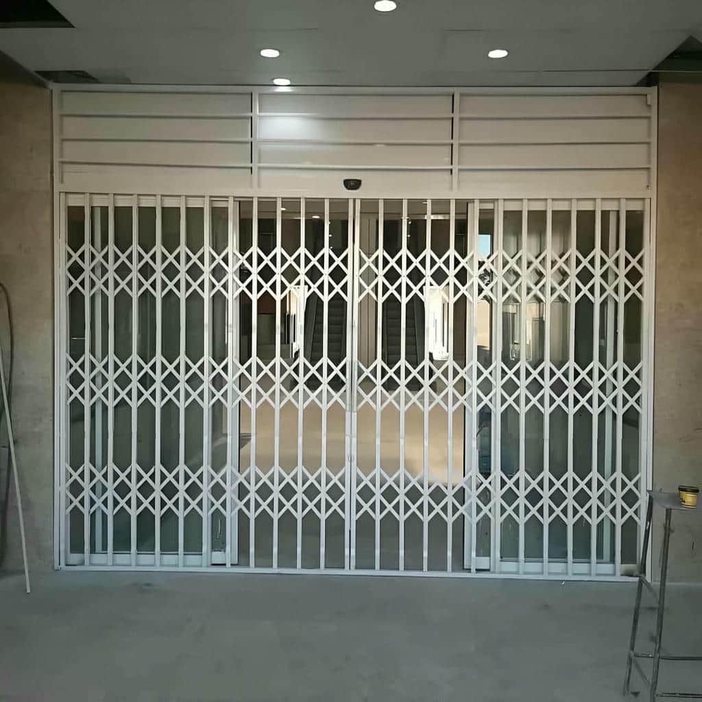 محافظ درب ورودی ساختمان استان اردبیل