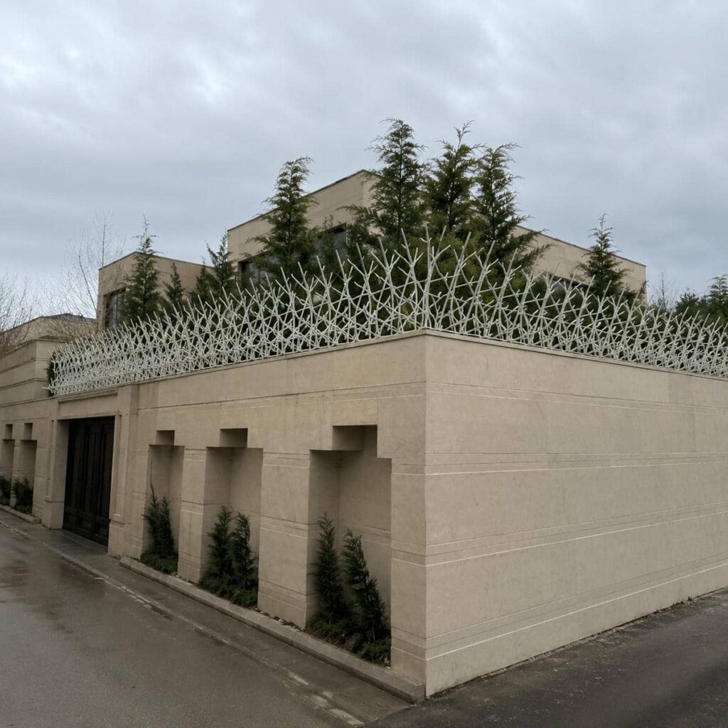 نرده حفاظ دیوار کرمان در محوطه ساختمان