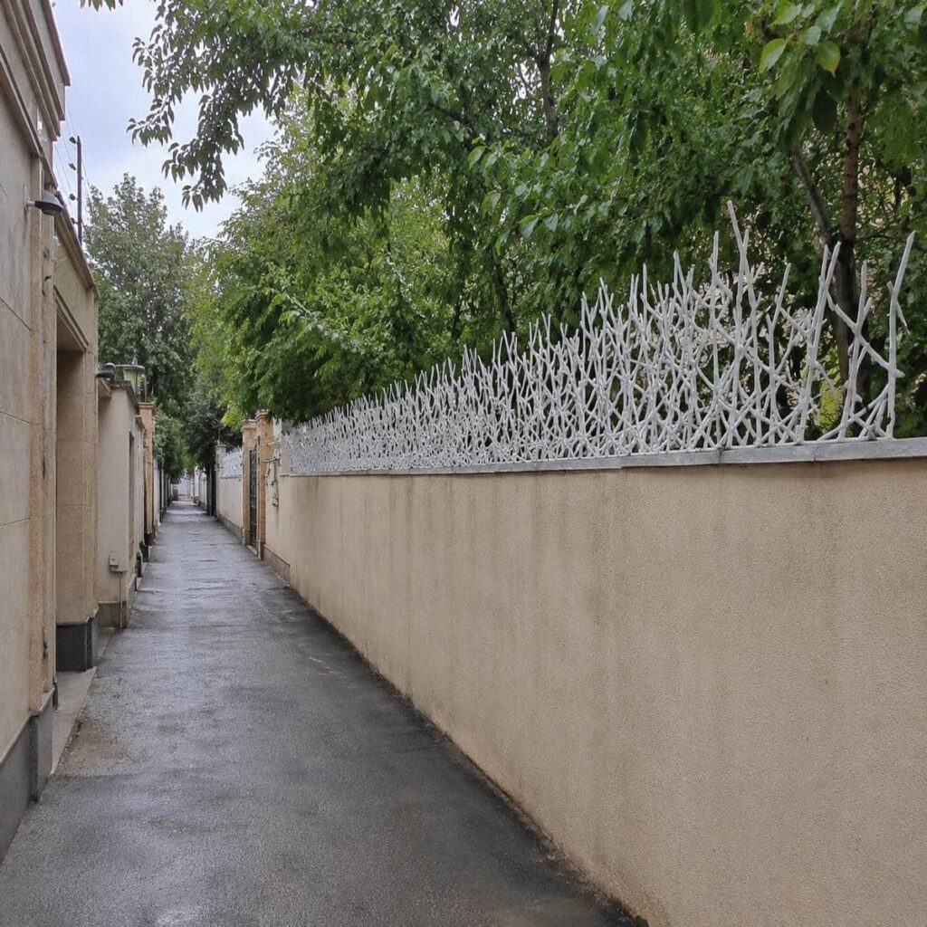 نرده روی دیوار ساختمان قدیمی بازسازی شده
