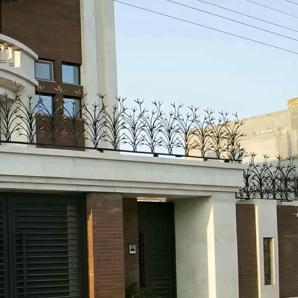 نرده روی دیوار ویلایی اردبیل با طراحی مقاوم