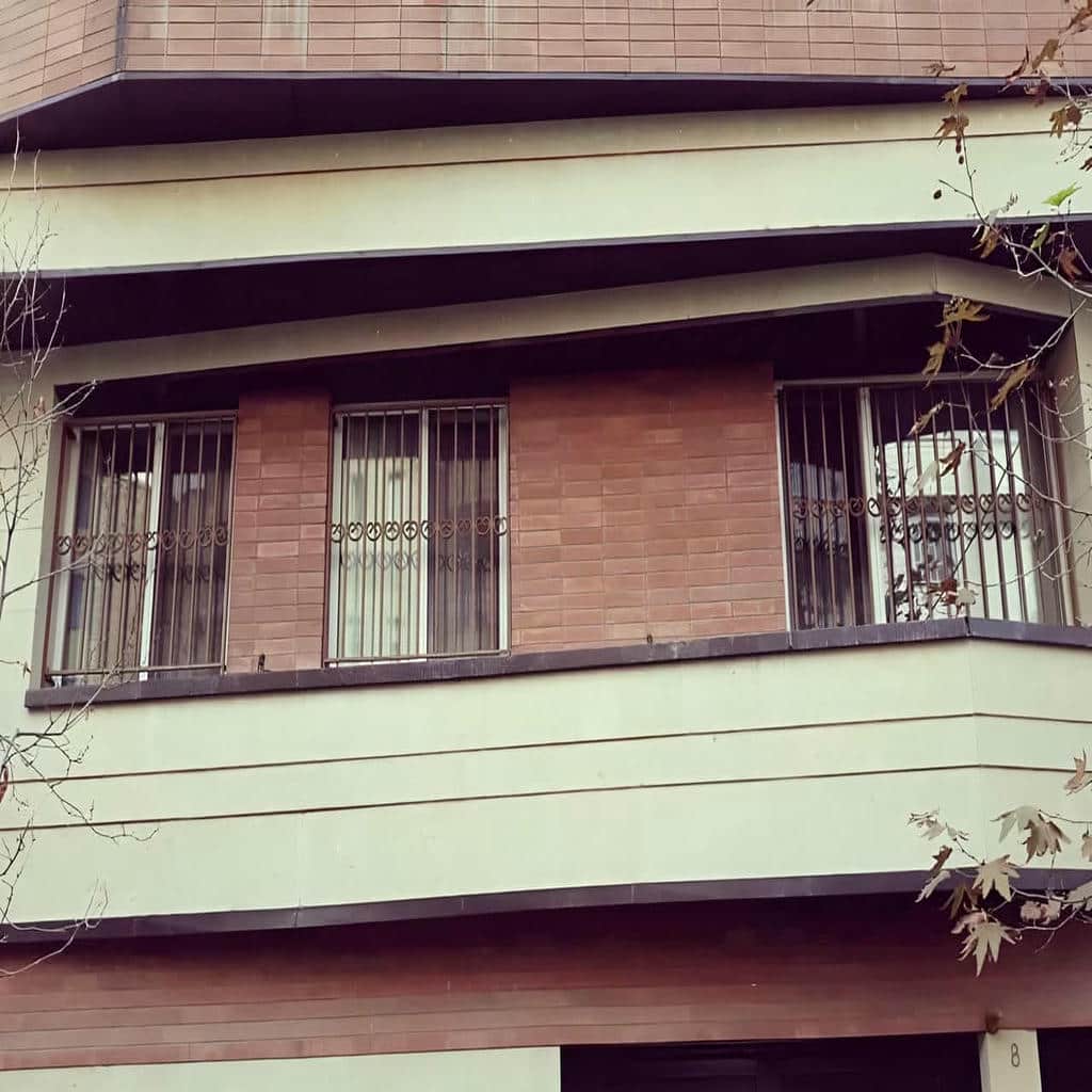 نرده پنجره فلزی نمای بیرونی ساختمان