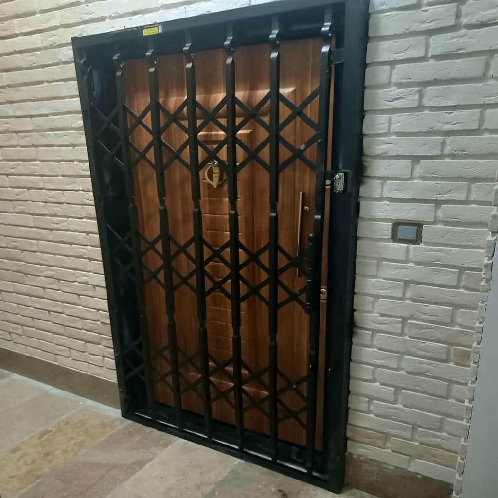 حفاظ درب آکاردئونی زاهدان با طراحی فلزی ورودی ساختمان مرکز تخصصی حفاظ درب آکاردئونی در زاهدان
