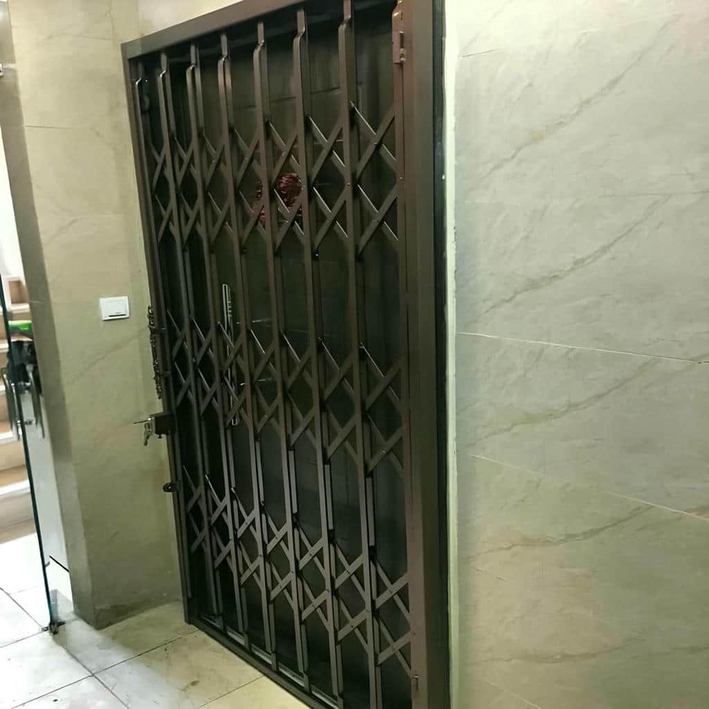 حفاظ درب آکاردئونی فلزی اهواز با طراحی شبکه ای مرکز تخصصی حفاظ درب آکاردئونی در اهواز و حومه