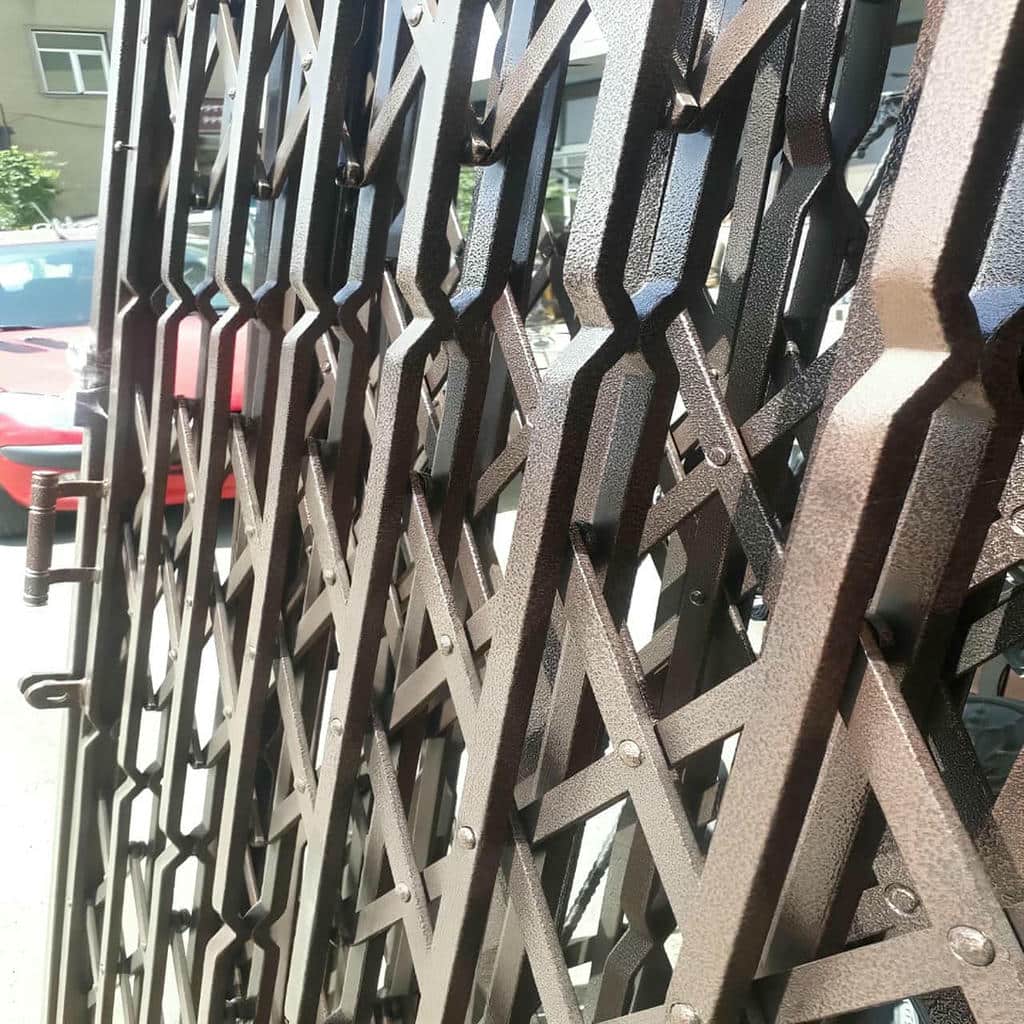حفاظ درب آکاردئونی فلزی با رنگ کوره ای استان خراسان جنوبی مرکز فروش حفاظ درب آکاردئونی در استان خراسان جنوبی
