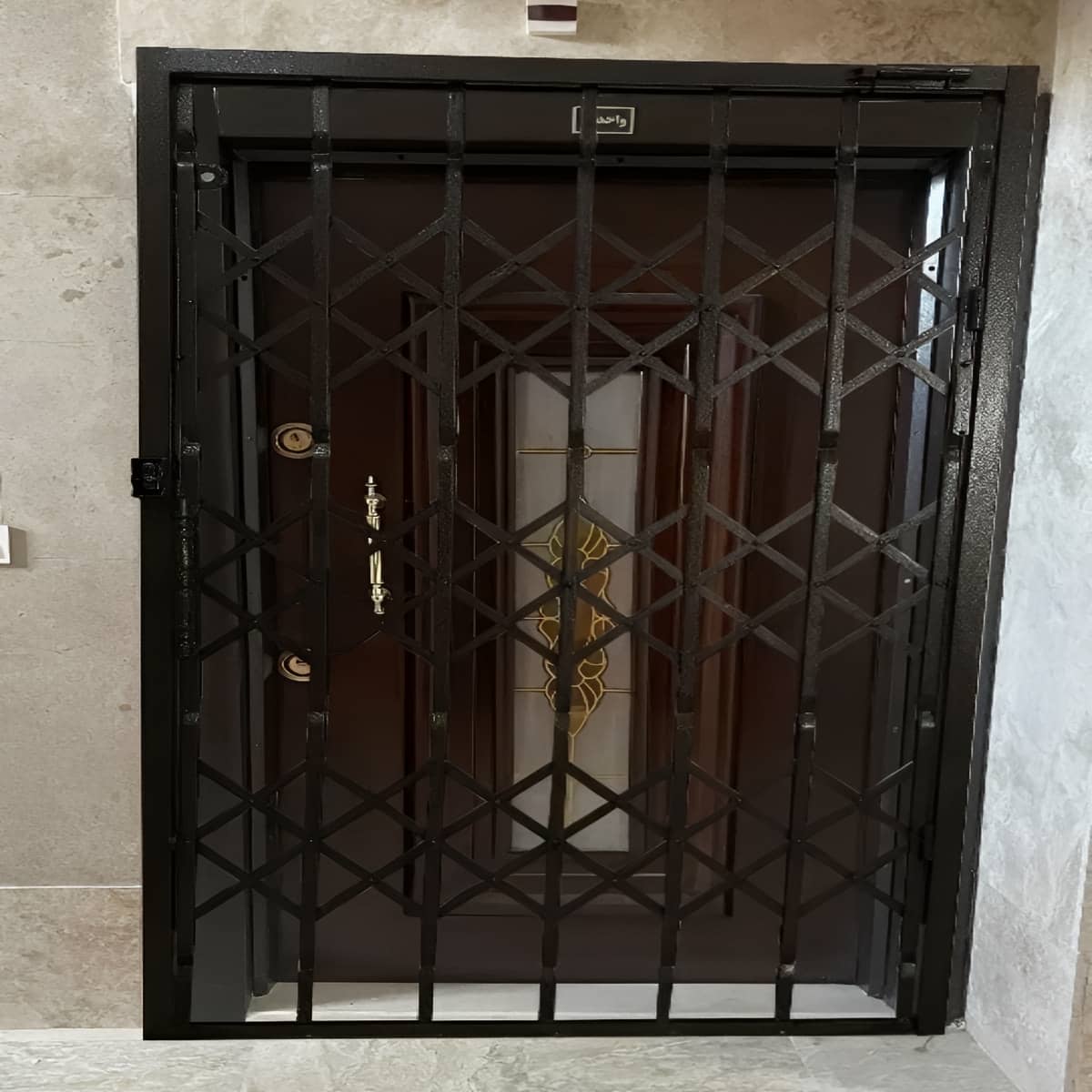 حفاظ درب آکاردئونی فلزی ورودی ساختمان گرگان مرکز تخصصی حفاظ درب آکاردئونی در گرگان
